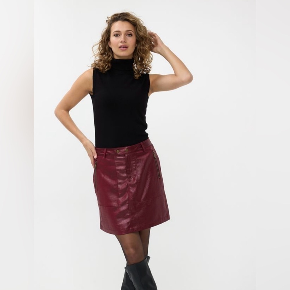 Esqualo - Metallic Crinkle Faux Leather Skirt Size 6 Burgundy- Zipper Pockets